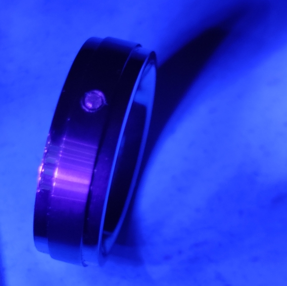 Titanium Silver Tone Minimalist Unisex Alliance Wedding Ring with a Diamond Chip - Picture 8 of 8